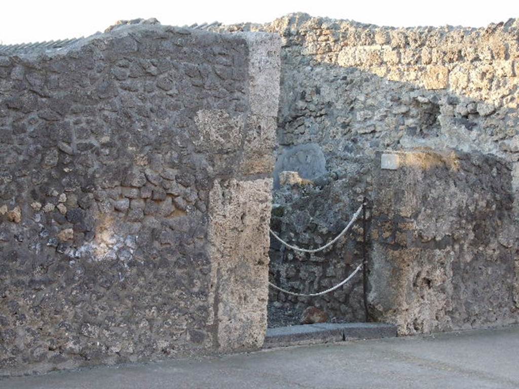 VI 7 16 Pompeii December 2006 Looking Towards North Side Of Entrance